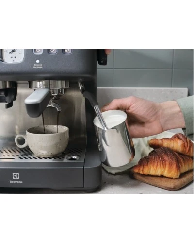 Кавомашина Electrolux E8EC1-8BP